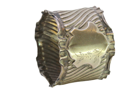  Argola de guardanapo em prata com relevos espiralados envolvendo cartela para monograma.